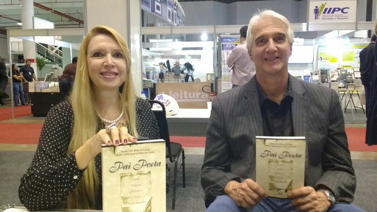 Os autores de Pai Poeta Renan e Marisa Cunha tiveram seus livros autografados.